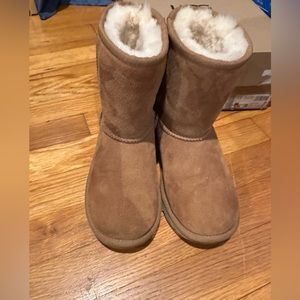 Uggs Kids Classic II Size 2 In excellent condition like new